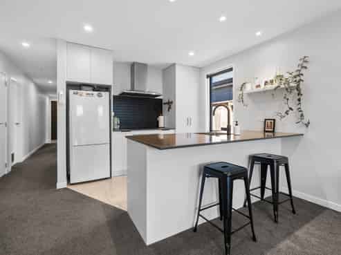 24 Inaka Place, Poike