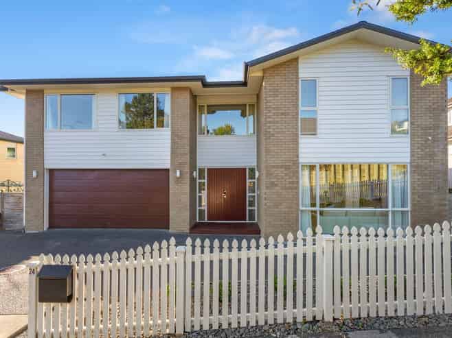 24 Mackay Drive, Greenhithe