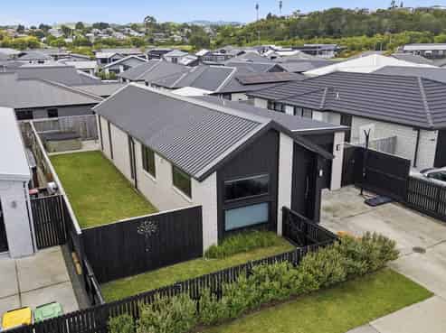 16 Hinaki Street, Poike