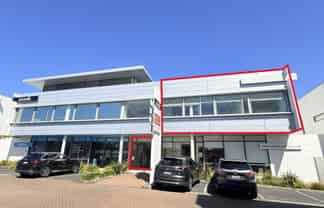 Well-presented Albany office with garage storage