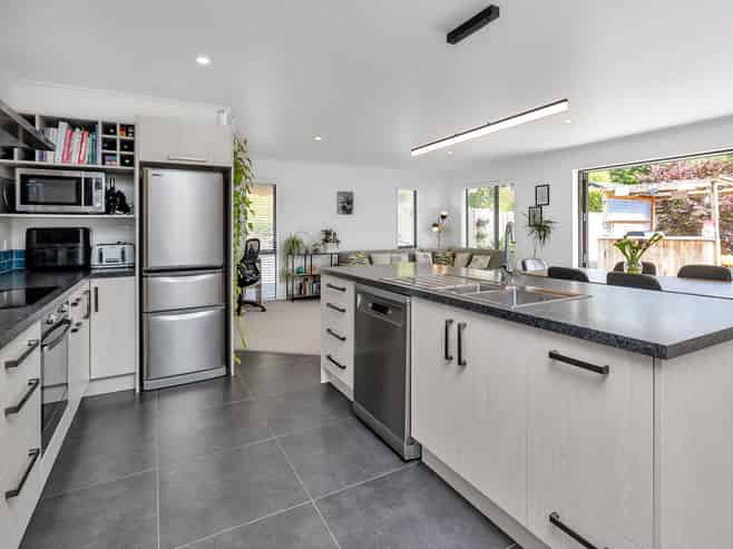 16 Catherin Servant Close, Maunu