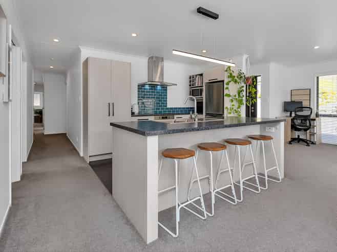 16 Catherin Servant Close, Maunu