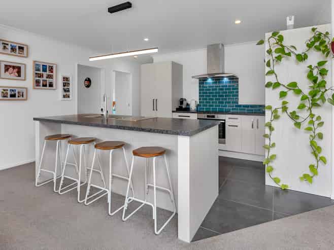 16 Catherin Servant Close, Maunu