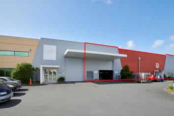 GREAT WAIRAU WAREHOUSE WITH 40 CAR PARKS!