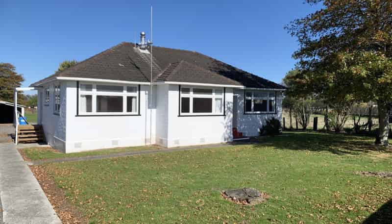 25 Flower Street, Bulls