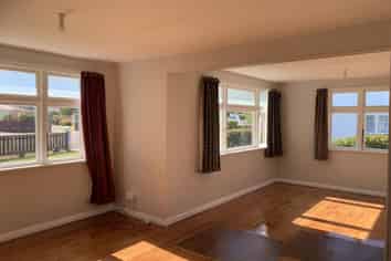 25 Flower Street, Bulls