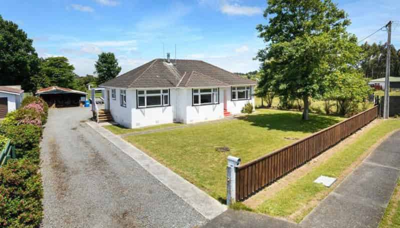 25 Flower Street, Bulls