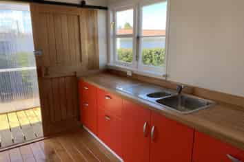 25 Flower Street, Bulls