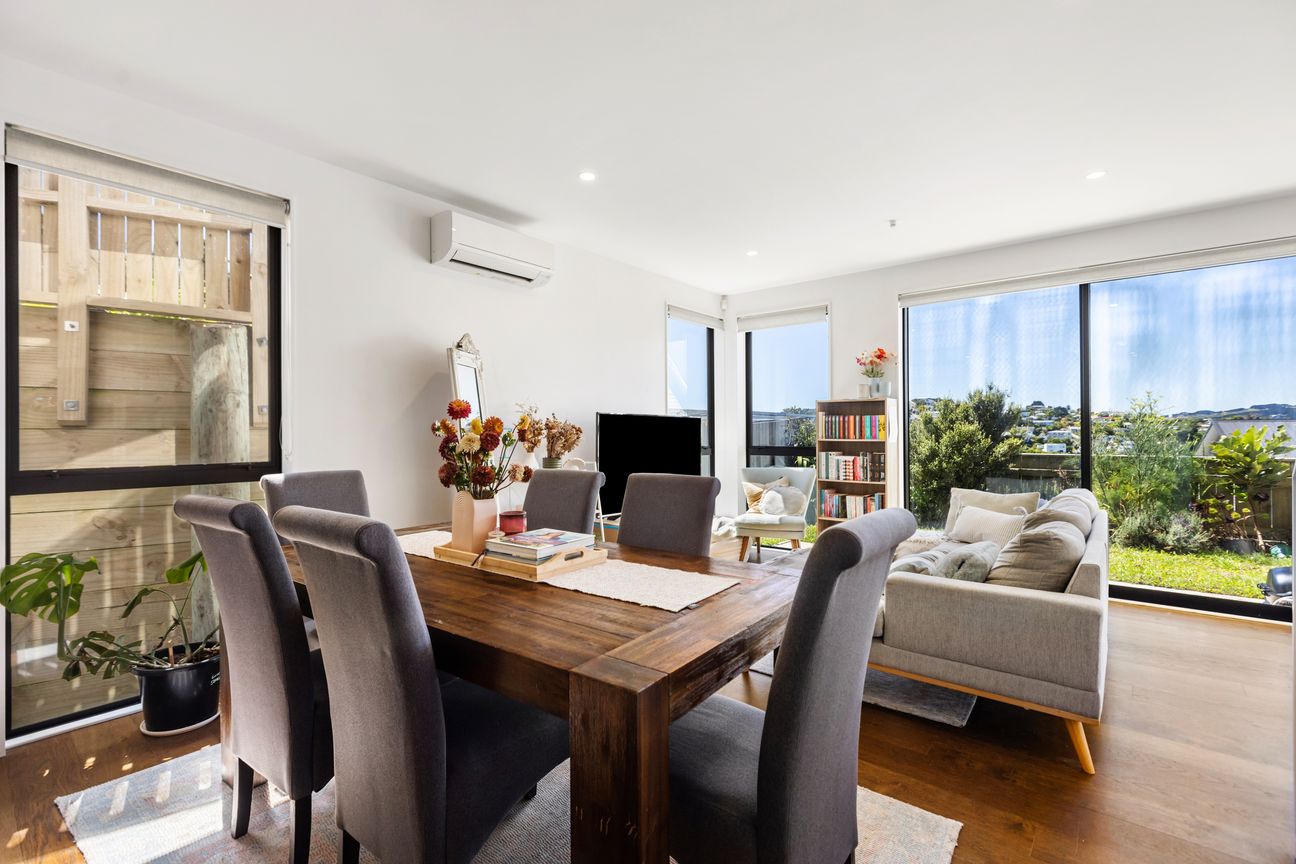 SUN-SOAKED, LOW-MAINTENANCE CORNER TOWNHOUSE - Bild 2
