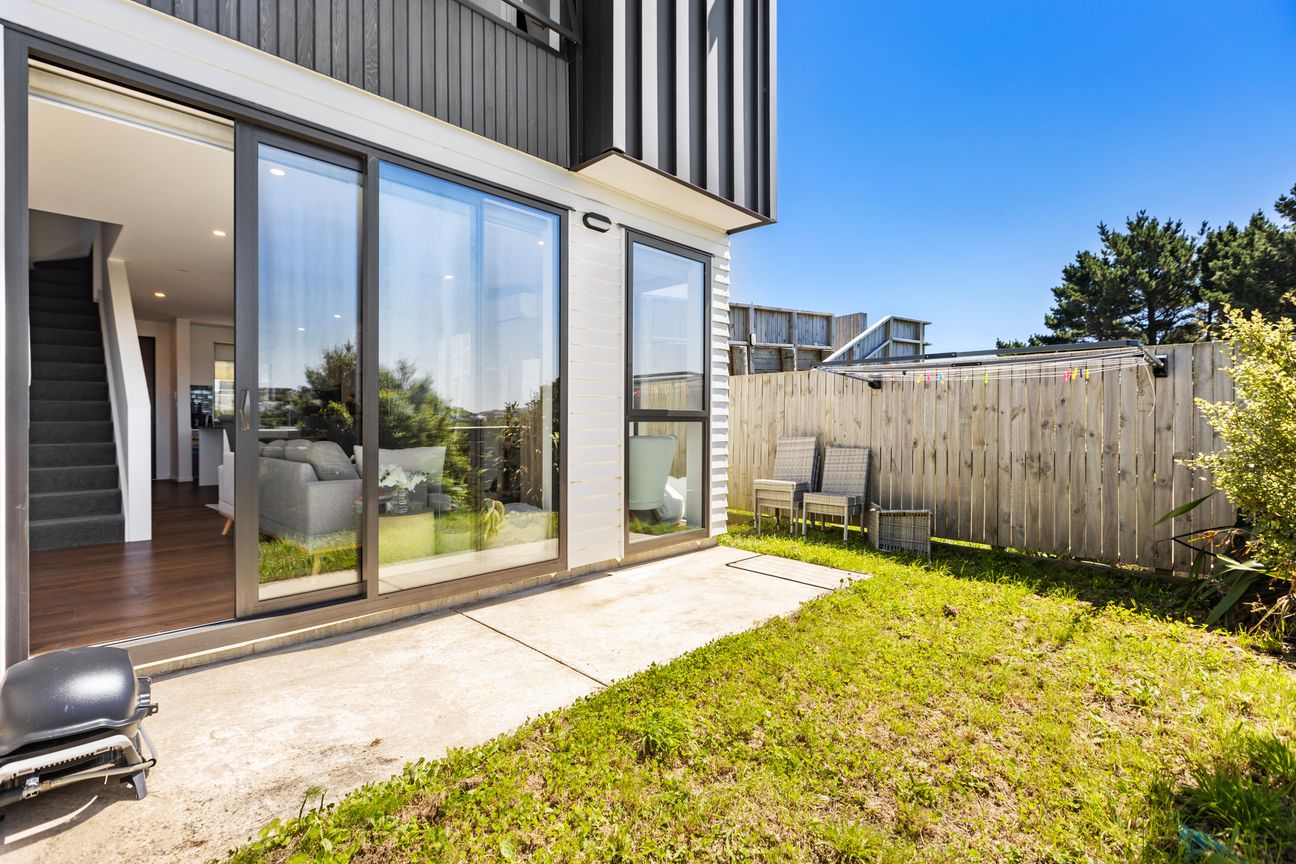 SUN-SOAKED, LOW-MAINTENANCE CORNER TOWNHOUSE - Bild 6