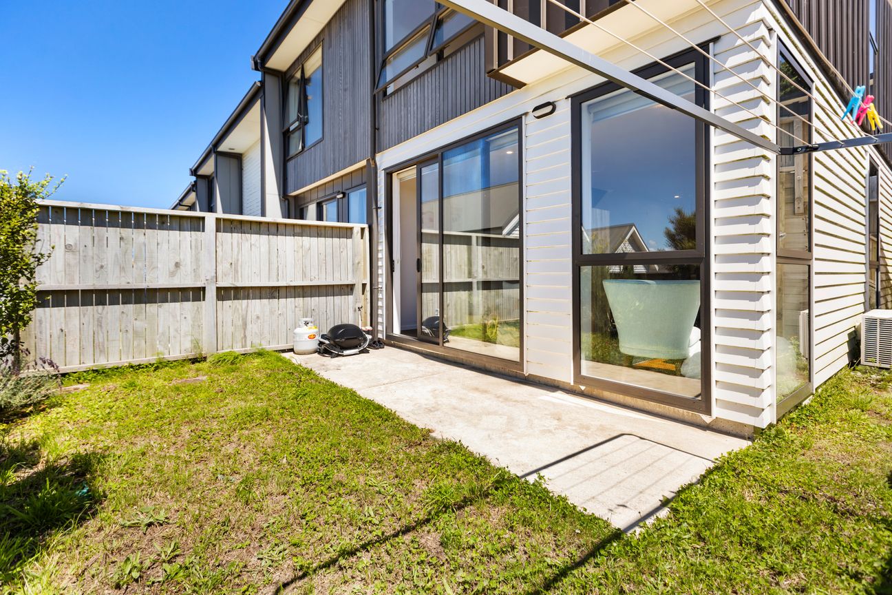 SUN-SOAKED, LOW-MAINTENANCE CORNER TOWNHOUSE - Bild 3