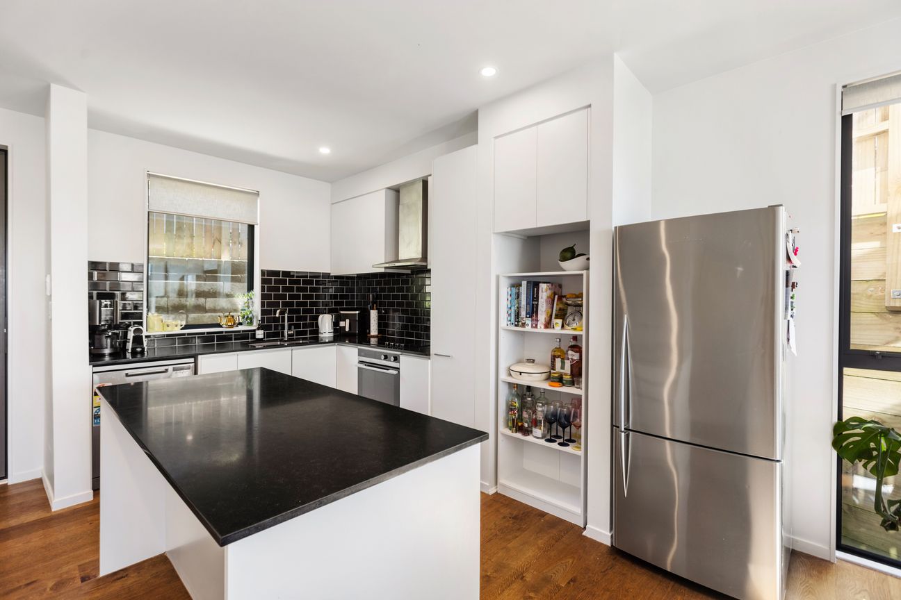 SUN-SOAKED, LOW-MAINTENANCE CORNER TOWNHOUSE - Fler