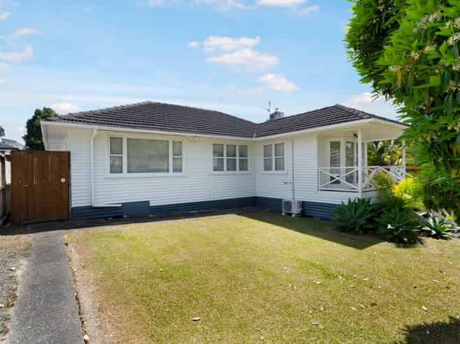 16 Coniston Avenue, Te Atatu South