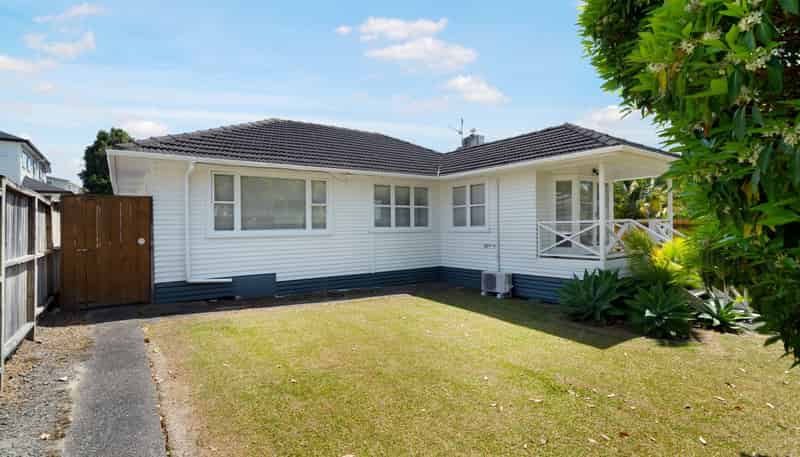 16 Coniston Avenue, Te Atatu South