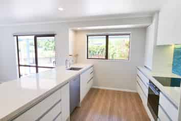 8D Buckley Grove, Paraparaumu