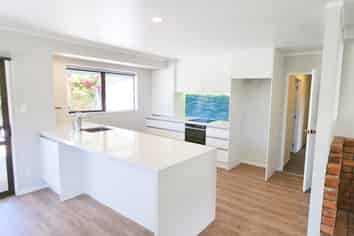 8D Buckley Grove, Paraparaumu