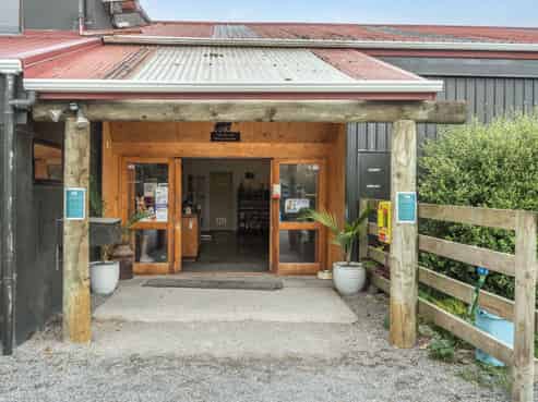 Versatile 530m² Industrial Commercial Opportunity!