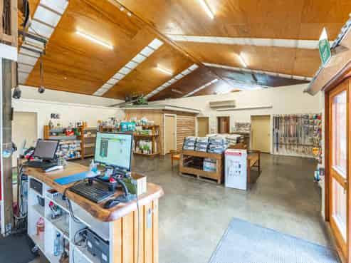 Versatile 530m² Industrial Commercial Opportunity!