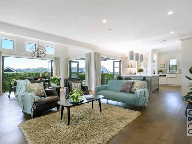 8 Tauwaka Crescent, Riverhead