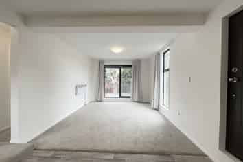 1/338 Royal Road, Massey