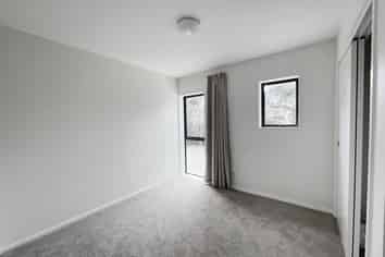 1/338 Royal Road, Massey