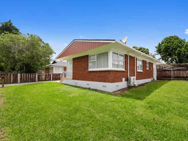 1/8 Edgewater Drive, Pakuranga