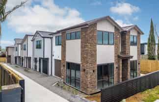 2/23 Bradbury Road, Botany Downs