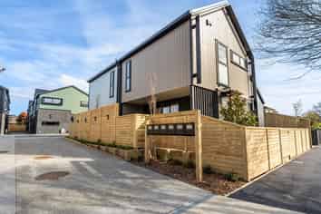  2/8 Victoria Street, Ebdentown