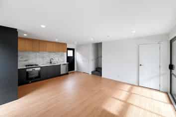  2/8 Victoria Street, Ebdentown