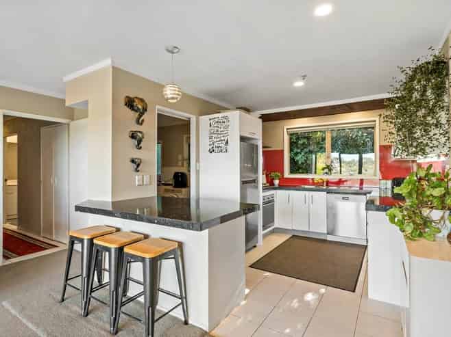 112 Whangaparaoa Road, Red Beach