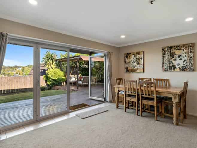 112 Whangaparaoa Road, Red Beach