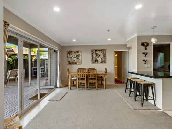 112 Whangaparaoa Road, Red Beach