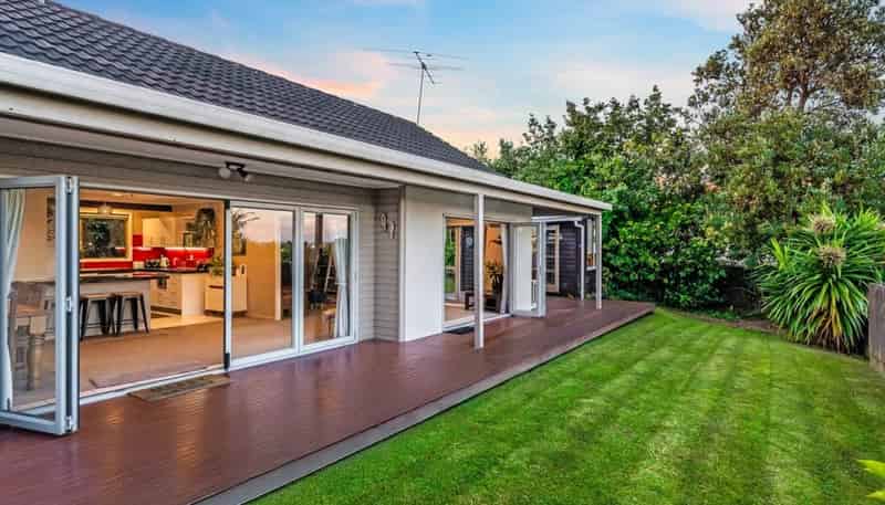 112 Whangaparaoa Road, Red Beach