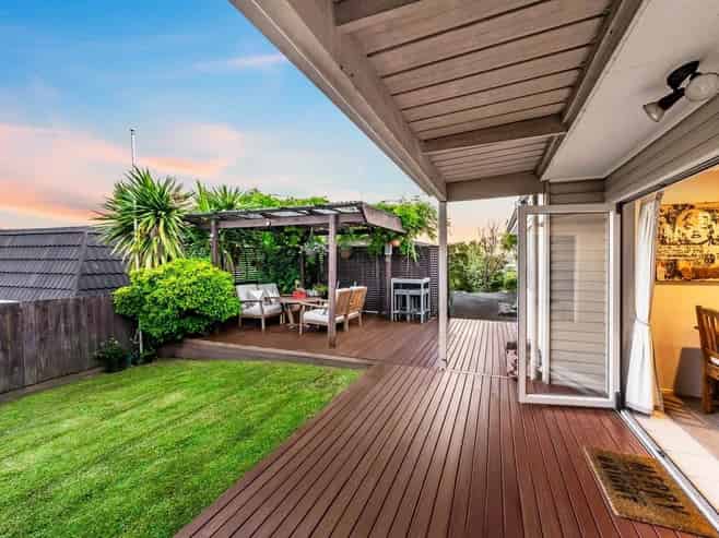 112 Whangaparaoa Road, Red Beach