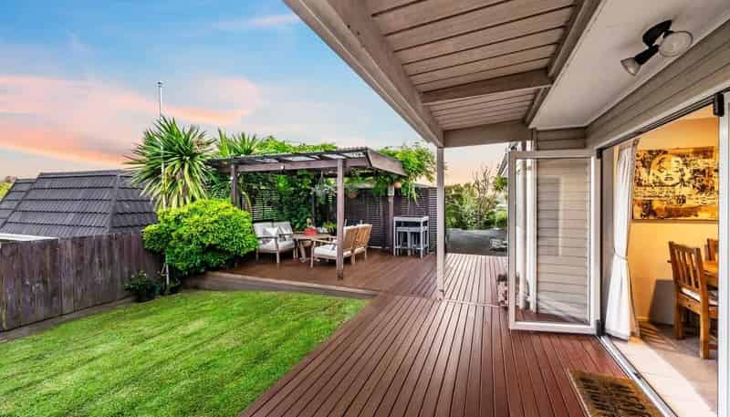 112 Whangaparaoa Road, Red Beach