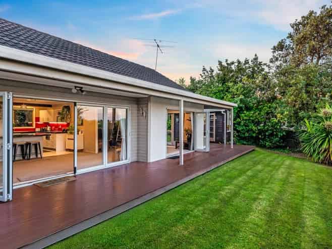 112 Whangaparaoa Road, Red Beach