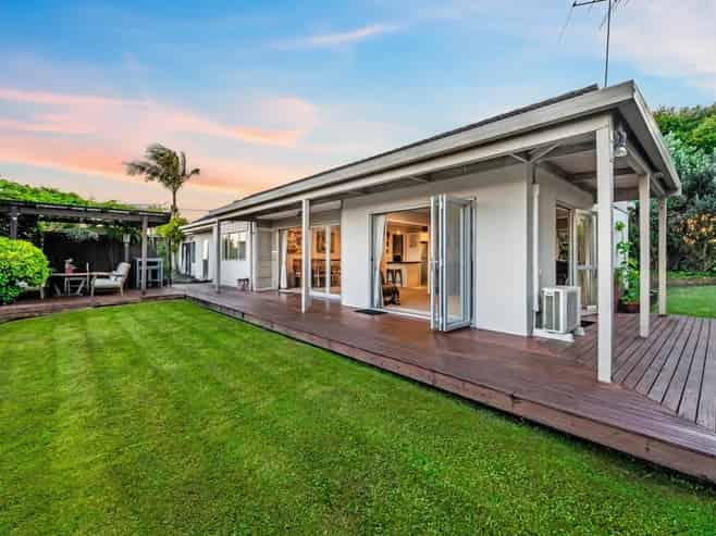 112 Whangaparaoa Road, Red Beach