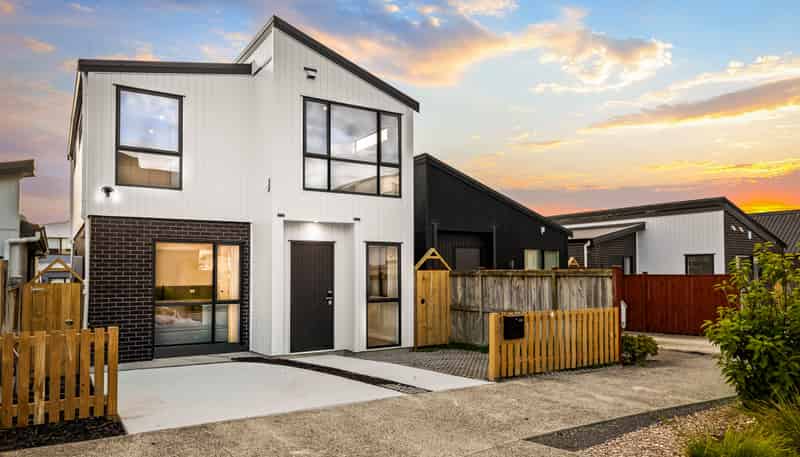 9 Street Herekino, Westgate