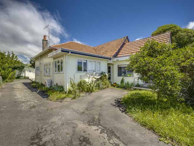 302 Southampton Street West, Hastings