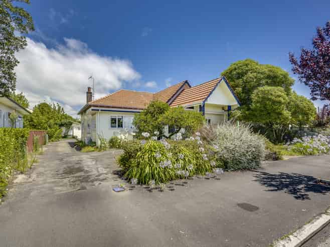 302 Southampton Street West, Hastings