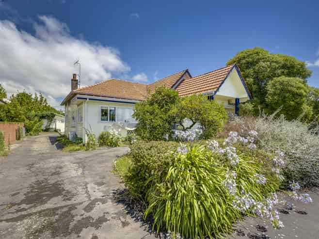 302 Southampton Street West, Hastings