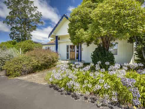 302 Southampton Street West, Hastings