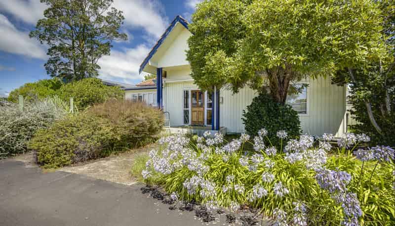 302 Southampton Street West, Hastings