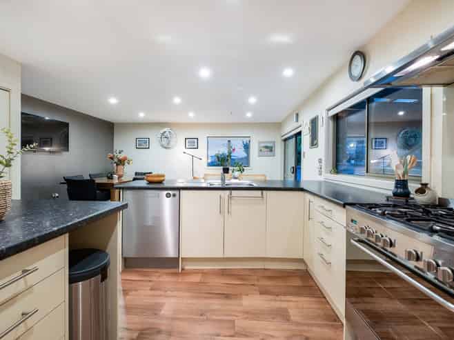 121 Te Puia Drive, Aotea