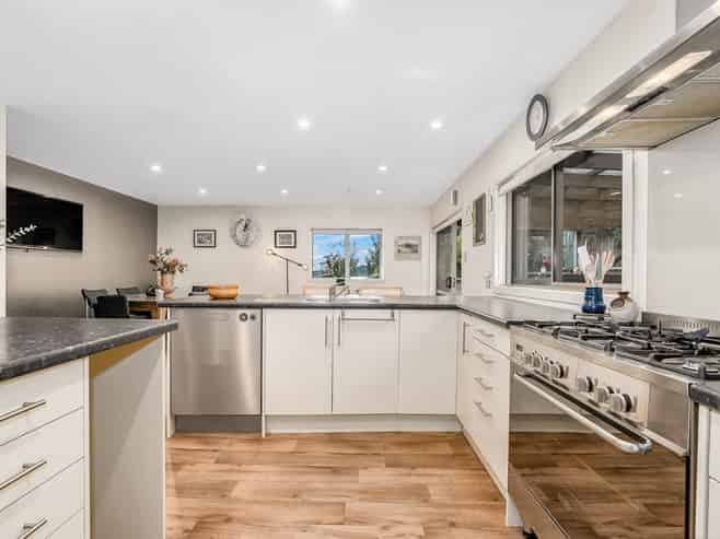 121 Te Puia Drive, Aotea