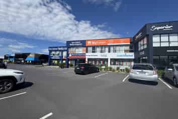 Prime retail showroom for lease – 90sqm