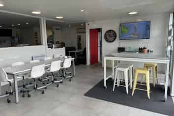 Prime retail showroom for lease – 90sqm