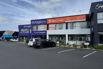 Prime retail showroom for lease – 90sqm