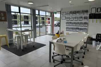 Prime retail showroom for lease – 90sqm