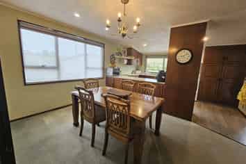 90 Parsons Road, Weston